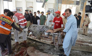 Un attentat à la bombe a fait au moins 15 morts et 25 blessés dans une mosquée de la minorité musulmane chiite et ses environs près de Peshawar (nord-ouest du Pakistan), ont annoncé les autorités en révisant à la hausse un premier bilan.