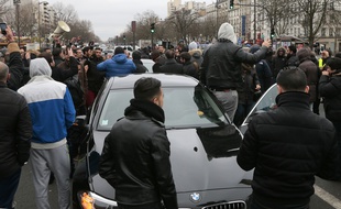 Les chauffeurs de VTC se sont de nouveau réunis sur la place de la Nation à Paris, le 5 février 2016.