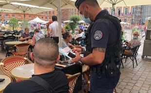 Le premier contrôle des pass sanitaires effectué par les policiers de Toulouse en terrasse des brasseries de la place du Capitole, le 17 août 2021.