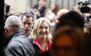 Marine Le Pen, candidate FN à la présidentielle, s'est qualifiée samedi à Lyon de "candidate incorruptible dans une classe politique vendue et corrompue".