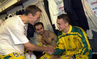 L'ancien attaquant du FCN Pierre Aristouy en 2000 (avec Nicolas Gillet à gauche).