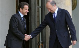 L'ancien Premier ministre socialiste Laurent Fabius a été reçu pendant près d'une heure vendredi par le président Nicolas Sarkozy qui l'a ensuite raccompagné jusqu'au perron de l'Elysée.