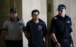 Mourad Hamyd est escorté par des policiers bulgares au palais de justice de Sofia, le 10 août 2016.