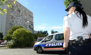 Des policiers patrouillent dans les rues d'un quartier de Marseille le 14 août 2013