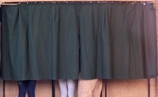 Dans un bureau de vote de Villefranche-de-Lauragais, près de Toulouse.
