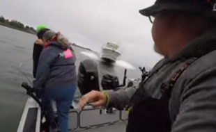 Les trois pêcheurs ont sauté de leur embarcation juste avant la collision.