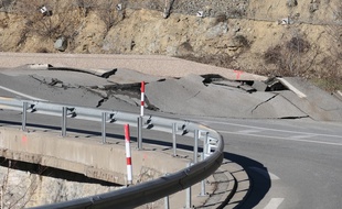 La RN 116 est fermée, en proie à des mouvements de terrain