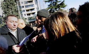 "Les élections c'est un peu le brouillon dans ma tête", explique Youssef, jeune habitant d'Empalot, au milieu de ses copains réunis sur la dalle de ce quartier toulousain dit "sensible", tandis que l'un de ses amis qualifie le scrutin de "business de vieux".