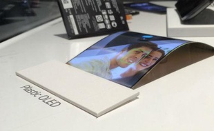 Les premiers écrans flexibles sont annoncés, comme ici avec celui du futur smartphone G Flex de LG. En attendant les téléviseurs souples dont les premières démonstrations ont été faites sur le CES 2014...