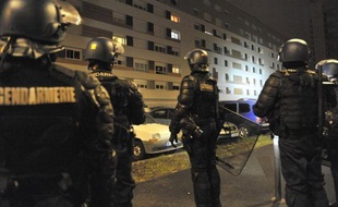 L'homme dans le coma depuis son interpellation mouvementée la nuit de la Saint-Sylvestre est mort lundi, alors que plusieurs centaines de membres des forces de l'ordre se sont déployées dans son quartier dans la soirée, sans incident.
