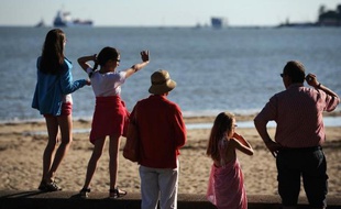 Une famille sur la plage de Saint-Nazaire