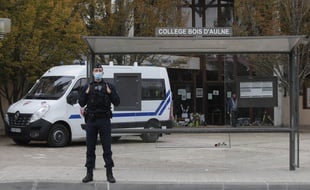 Les forces de l'ordre positionnées devant le collège où un professeur d'histoire et géographie a été décapité en fin d'après-midi vendredi 16 octobre à Conflans Sainte-Honorine, dans les Yvelines.