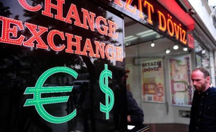 Des turcs attendent devant une salle de change, le 8 juin 2015 à Istanbul