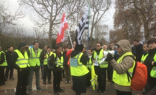 Des "gilets jaunes" sur le Champ-de-Mars à Paris le 24 novembre 2018.