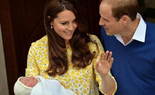 Kate et William présentent leur petite fille le 2 mai 2015 devant la maternité de l'hôpital St Mary, à Londres