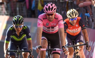 Tom Dumoulin (au centre) et Vincenzo Nibali (à droite) se sont un peu chauffé via la presse à l'arrivée de la 18e étape du Tour d'Italie, le 25 mai 2017.