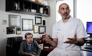 Le Professeur Laurent Lantieri, chef de service chirurgie plastique et reconstructrice a l’hôpital européen Georges Pompidou, et son patient Jérôme Hamon.
