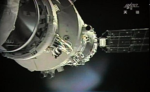 La Chine a réussi dimanche son premier amarrage en mode manuel entre deux vaisseaux en orbite autour de la Terre, une étape importante pour son programme spatial qui vise la réalisation d'une station orbitale habitée de façon permanente à l'horizon 2020.