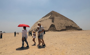 La pyramide rhomboïdale, située à Dahchour (Egypte).
