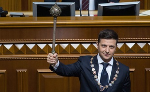 Le président ukrainien Volodymyr Zelensky tient dans la main la Bulava, un symbole du pouvoir, le 20 mai 2019 lors de son intronisation.