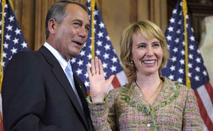 La membre du congrès américain, Gabrielle Giffords (à droite), en train de prêter serment, le 5 janvier 2011