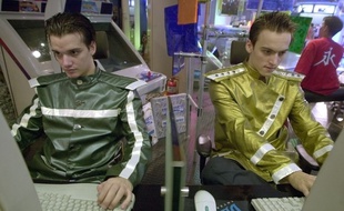 Deux joueurs professionnels de StarCraft lors d'une compétition à Séoul en 2001.