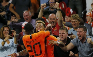 Memphis Depay, ici félicité par son ami Quincy Promes, samedi après son but contre l'Allemagne (3-0). Peter Dejong