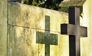 Une croix dans un cimetière (illustration).