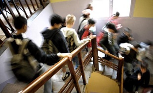 Des élèves se déplacent dans un collège de Lyon le 4 septembre 2007