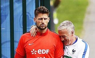 Benoît Costil et Didier Deschamps pendant l'Euro 2016.