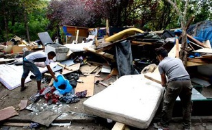 Camp de Roms sur la route de la Courneuve (Seine-Saint-Denis) évacué, démantelé et brûlé, le 1er septembre 2011.