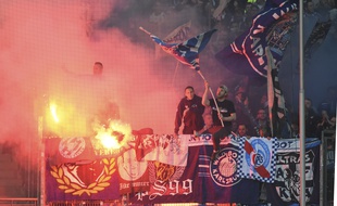 Un drapeau du Racing club de Strasbourg au milieu des supporters de Karlsruhe lors du match aller du barrage de Bundesliga entre Hambourg et le KSC (1-1), le 28 mai 2015.