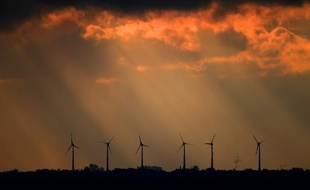 Un alignement d'éoliennes à Bremerhaven, dans le nord de l'Allemagne.