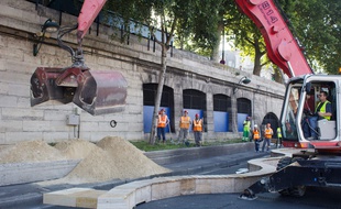 Le sable qui va servir cette nouvelle édition de Paris-Plages a été livré, jeudi 17 juillet 2014.
