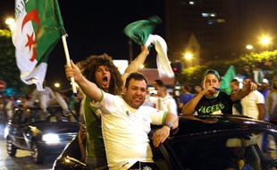 Des supporters de l'équipe d'Algérie fêtent la victoire à Roubaix.
