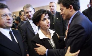 La ministre de la Justice Rachida Dati a annoncé vendredi à Lyon la suppression, dans le cadre de la réforme de la carte judiciaire, de 5 tribunaux de grande instance (TGI) et de 17 tribunaux d'instance (TI) pour les ressorts des cours d'appel de Lyon, Grenoble, Chambéry et Riom (Puy-de-Dôme).