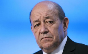Le ministre de la Défense Jean-Yves Le Drian le 27 avril 2015 à Alençon