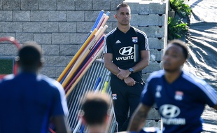 Sylvinho, ici lors d'une séance d'entraînement de l'OL, la semaine passée à Décines. FRANCK FIFE