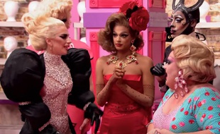 Lady Gaga, Valentina (robe rouge), Nina Bonina Brown et Eureka O'Hara (chemisier à poids), dans «RuPaul's Drag Race» saison 9.