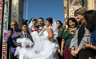 Evelia Reyes et Brian Houston se sont mariés à la frontière entre les deux pays.