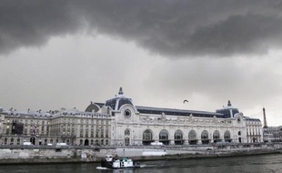 Le musée d'Orsay a protesté contre le tournage sauvage d'une vidéo vantant la lingerie Etam, montrant des jeunes filles en petite tenue au milieu de ses collections et posté mardi sur internet, a appris l'AFP auprès de l'établissement.