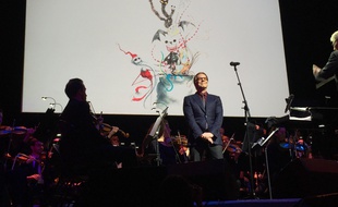 Danny Elfman sur la scène du Grand Rex à Paris.