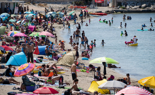 Des touristes sur une plage marseillaise durant l'été 2020