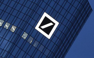 Logo de la Deutsche Bank dans son Francfort, photographié le 8 décembre 2011