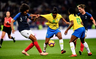 Wendie Renard et Amandine Henry lors de France-Brésil à Nice, en amical, en novembre 2018.