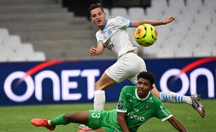Ici au tacle face au Marseillais Florian Thauvin, Wesley Fofana va réaliser l'un de ses rêves en découvrant bientôt la Premier League. Christophe SIMON