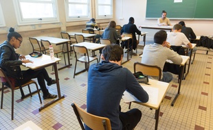 Un père a accompagné son fils en cours pour le surveiller