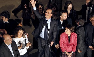 François Hollande à son QG, à la Maison de l'Amérique latine, salue ses partisans après sa victoire aux primaires socialistes, dimanche 16 octobre 2011