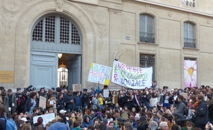Les jeunes dans la rue vendredi 15 février pour le climat à Paris.