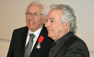 André Vézinhet a reçu la Légion d'honneur des mains de son " ami " acteur.